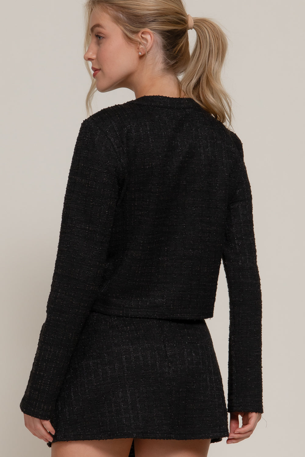 Saco corto con botones decorativos y textura tipo tweed