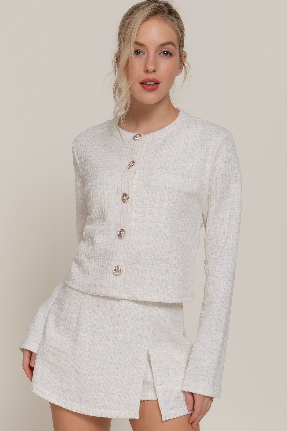 Saco corto con botones decorativos y textura tipo tweed