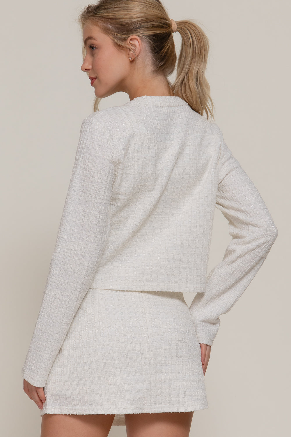 Saco corto con botones decorativos y textura tipo tweed
