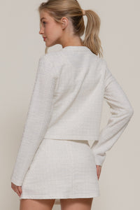 Saco corto con botones decorativos y textura tipo tweed