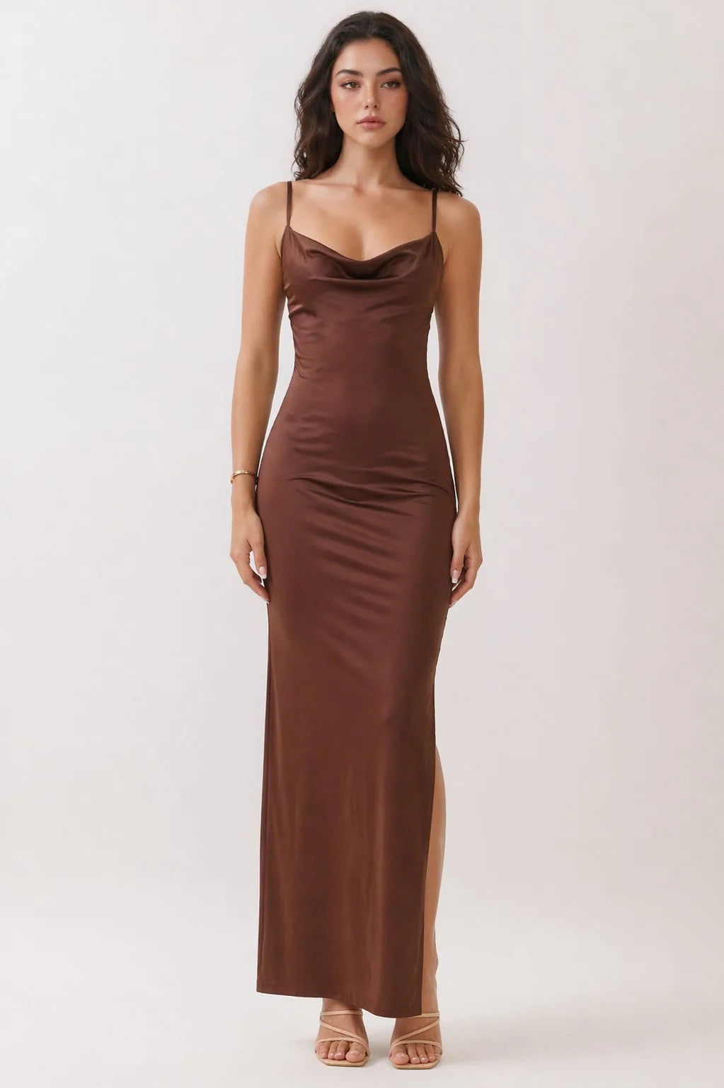 Vestido largo satinado de tirantes con escote drapeado