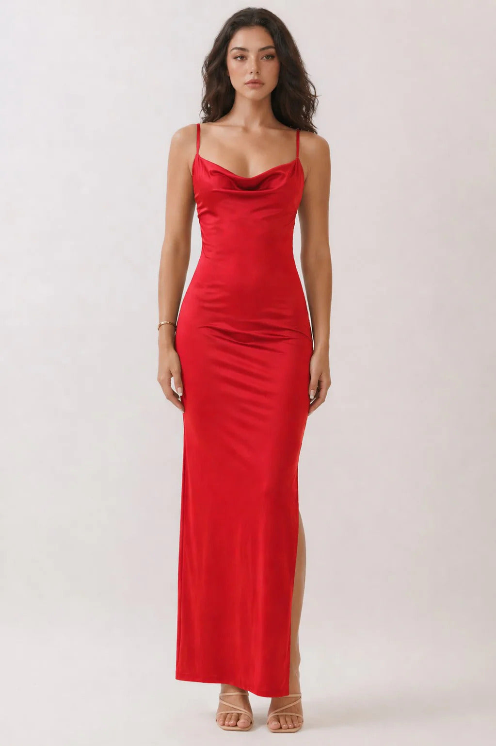 Vestido largo satinado de tirantes con escote drapeado