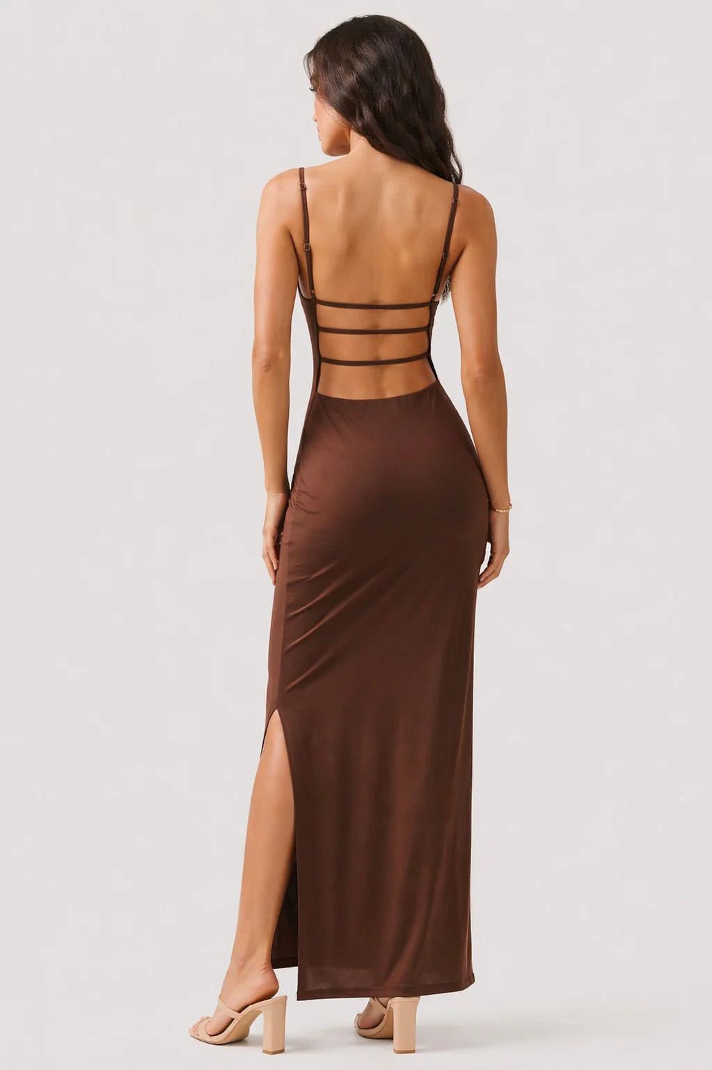 Vestido largo satinado de tirantes con escote drapeado