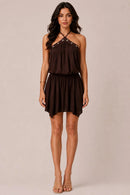 Vestido corto halter con detalles metálicos