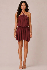 Vestido corto halter con detalles metálicos