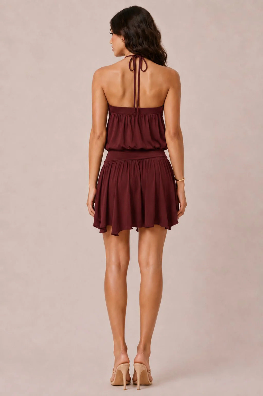 Vestido corto halter con detalles metálicos