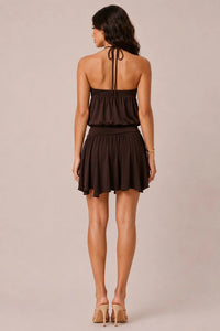 Vestido corto halter con detalles metálicos
