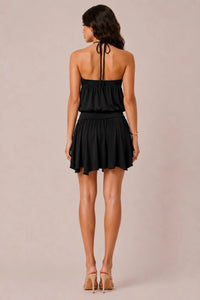 Vestido corto halter con detalles metálicos