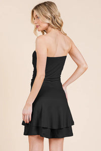 Vestido corto strapless con falda de olanes