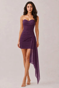 Vestido corto strapless con drapeado y caída asimétrica
