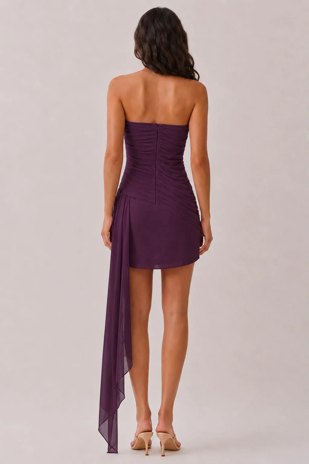 Vestido corto strapless con drapeado y caída asimétrica