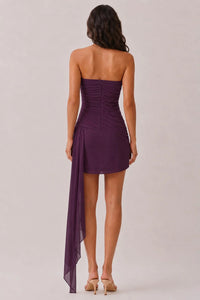 Vestido corto strapless con drapeado y caída asimétrica