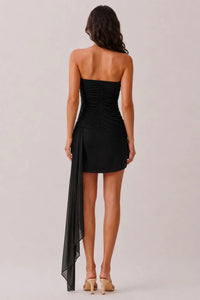 Vestido corto strapless con drapeado y caída asimétrica