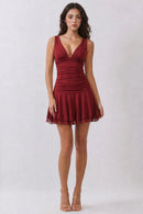 Vestido corto con escote profundo y falda de vuelo