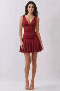 Vestido corto con escote profundo y falda de vuelo