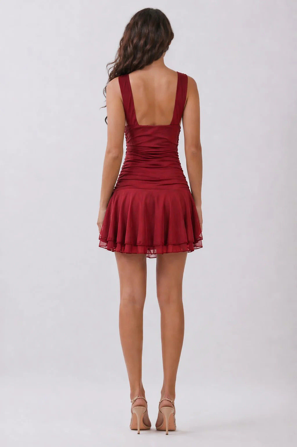 Vestido corto con escote profundo y falda de vuelo