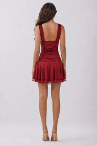 Vestido corto con escote profundo y falda de vuelo