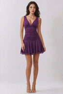 Vestido corto con escote profundo y falda de vuelo