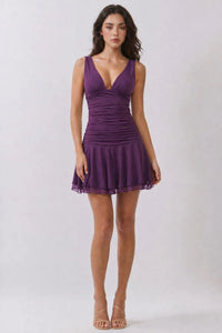 Vestido corto con escote profundo y falda de vuelo