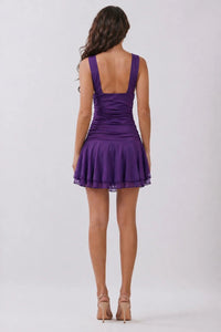 Vestido corto con escote profundo y falda de vuelo