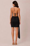 Vestido corto halter con drapeado y caída asimétrica