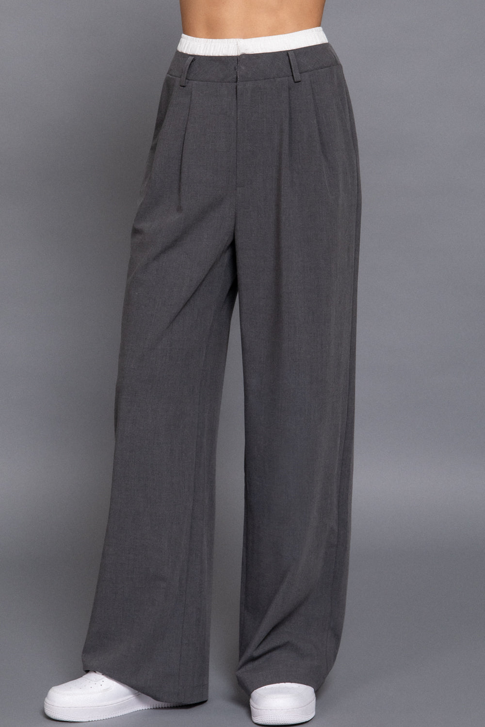 pantalón palazzo azul con pretina blanca