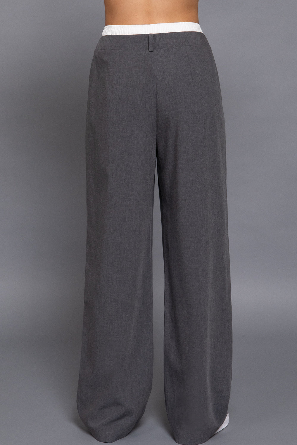 pantalón palazzo azul con pretina blanca