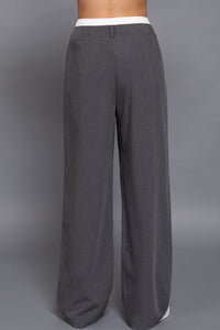 pantalón palazzo azul con pretina blanca