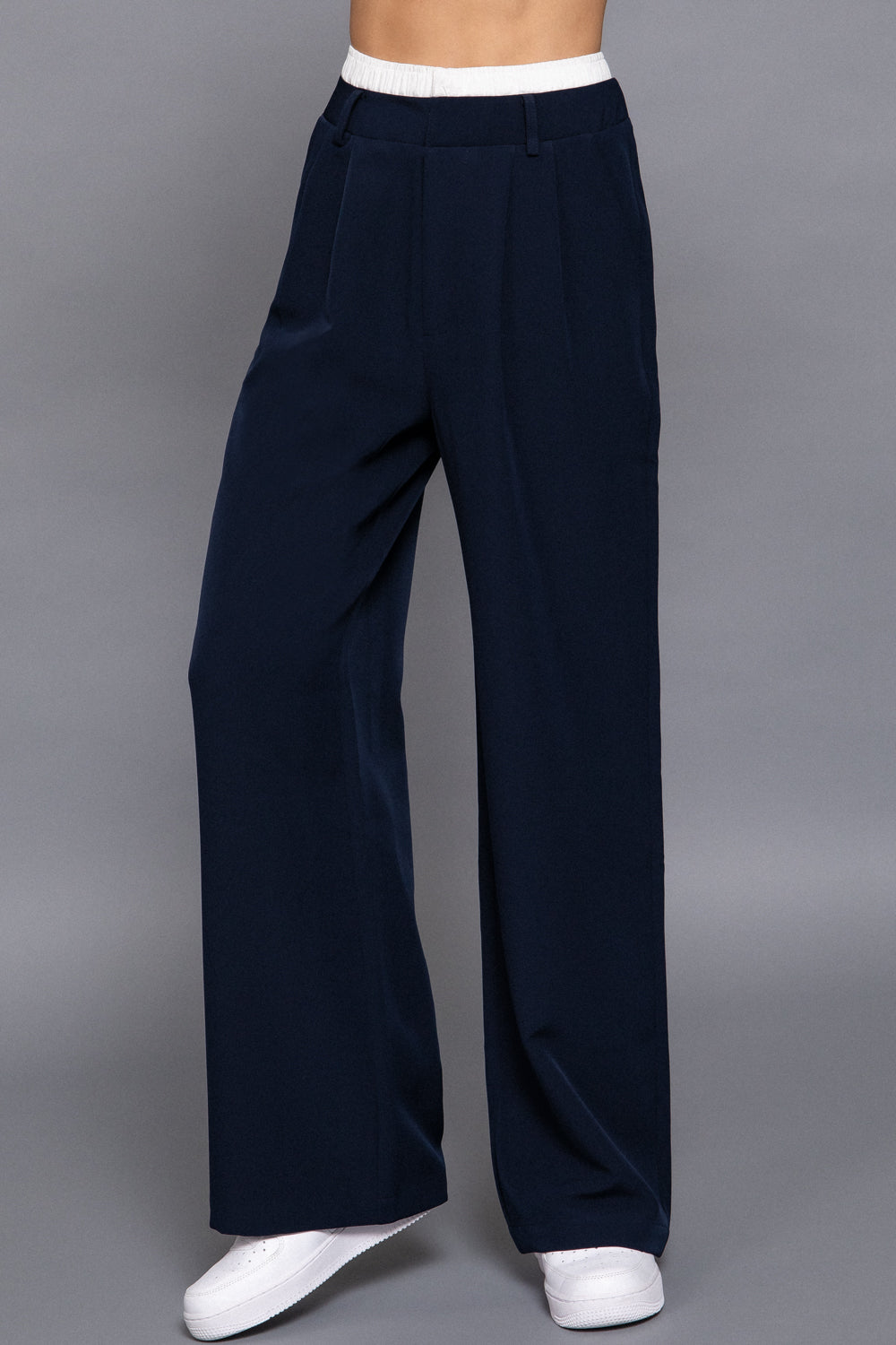 pantalón palazzo azul con pretina blanca