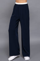 pantalón palazzo azul con pretina blanca