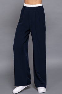 pantalón palazzo azul con pretina blanca