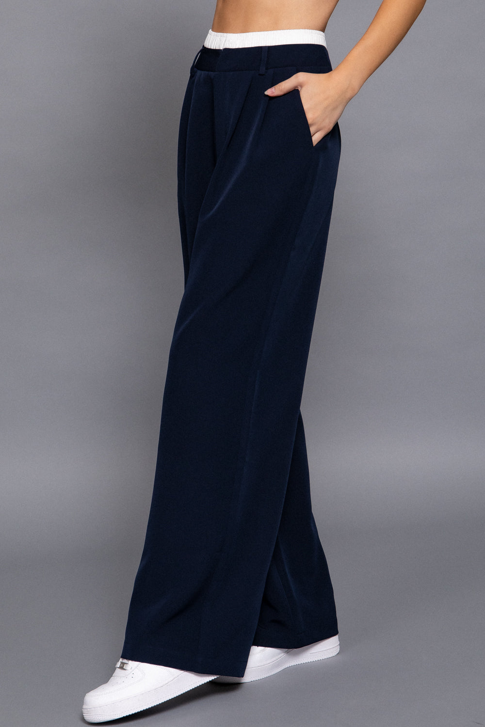 pantalón palazzo azul con pretina blanca