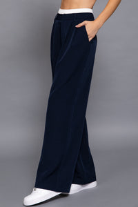 pantalón palazzo azul con pretina blanca