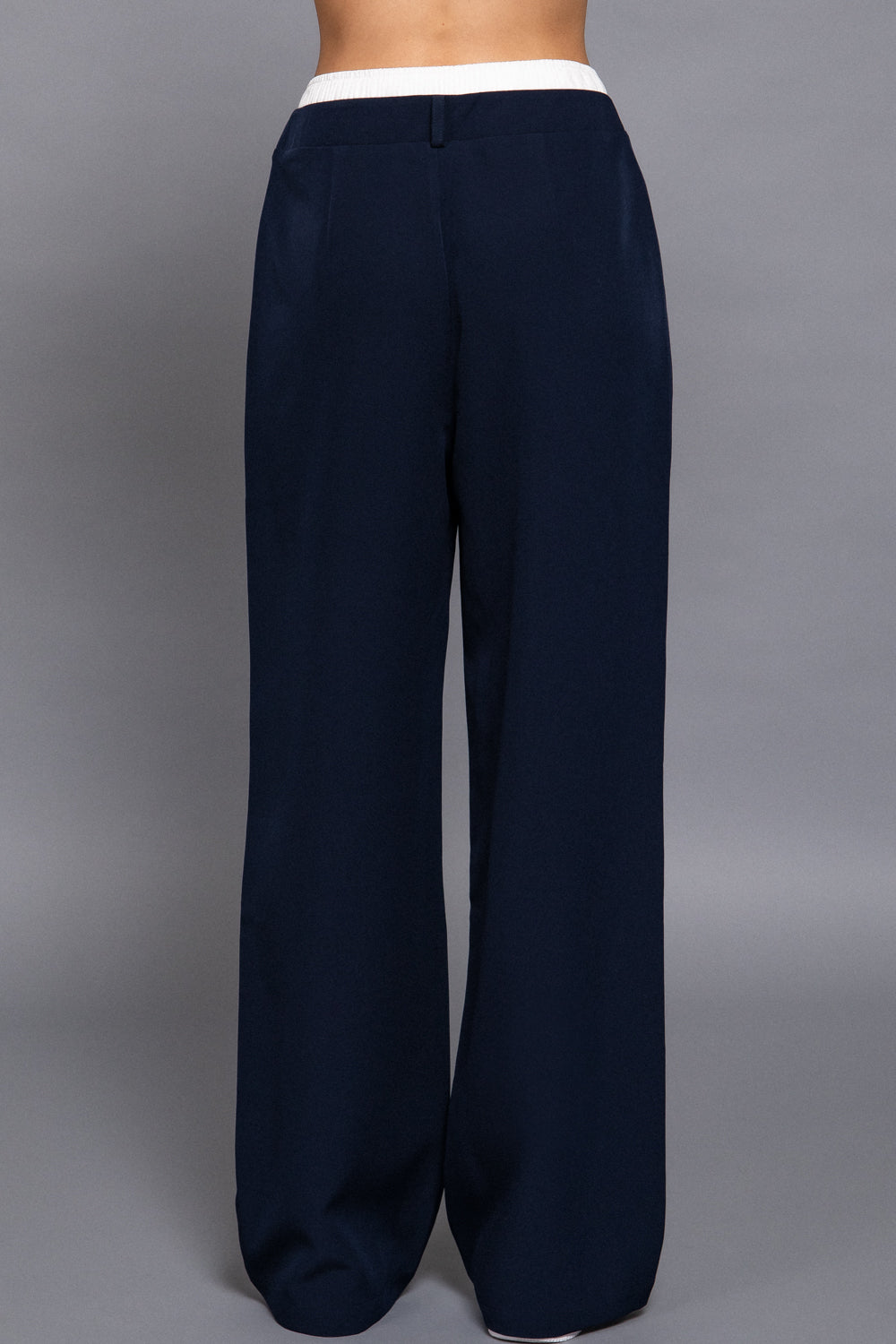 pantalón palazzo azul con pretina blanca