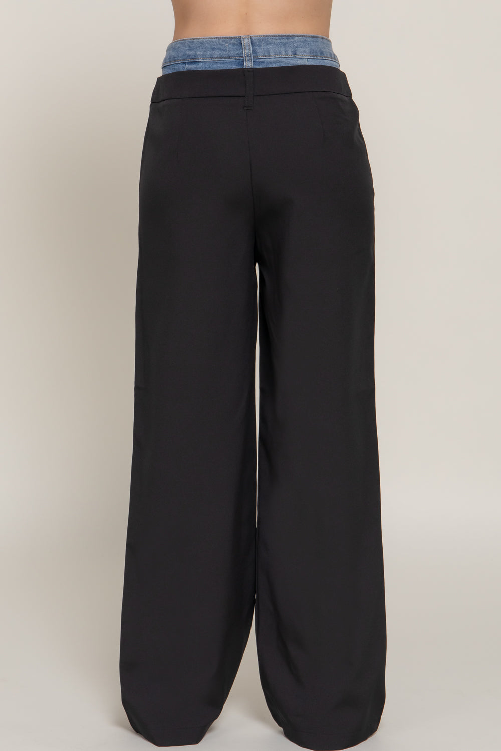 Pantalón beige con cintura de mezclilla