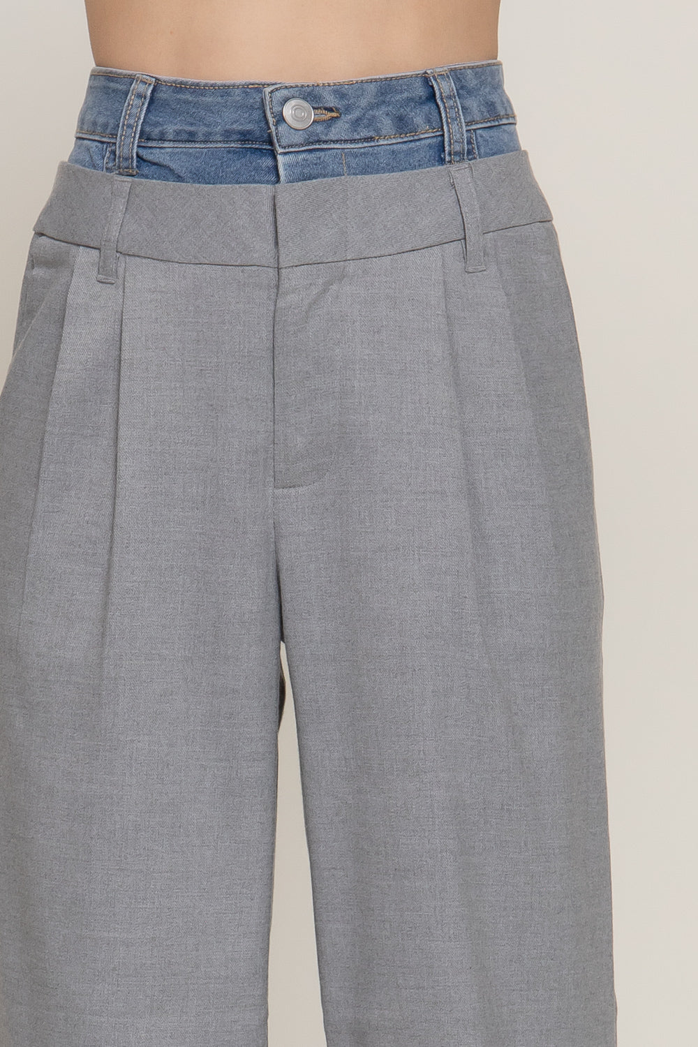 Pantalón beige con cintura de mezclilla