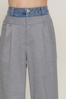 Pantalón beige con cintura de mezclilla