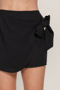 Short negro tipo falda con moño en la cintura