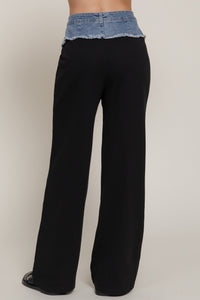 Pantalón gris con pretina de mezclilla deshilachada