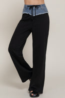 Pantalón gris con pretina de mezclilla deshilachada