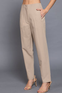 Pantalón beige con pinzas y corte recto clásico