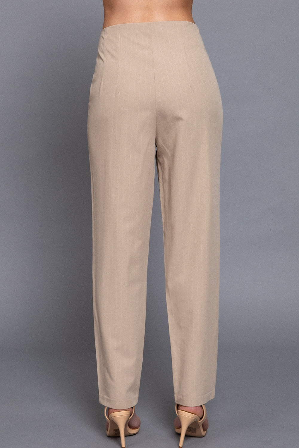 Pantalón beige con pinzas y corte recto clásico