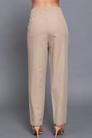 Pantalón beige con pinzas y corte recto clásico