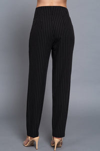 Pantalón beige con pinzas y corte recto clásico
