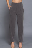 Pantalón beige con pinzas y corte recto clásico
