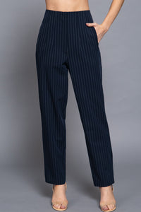 Pantalón beige con pinzas y corte recto clásico