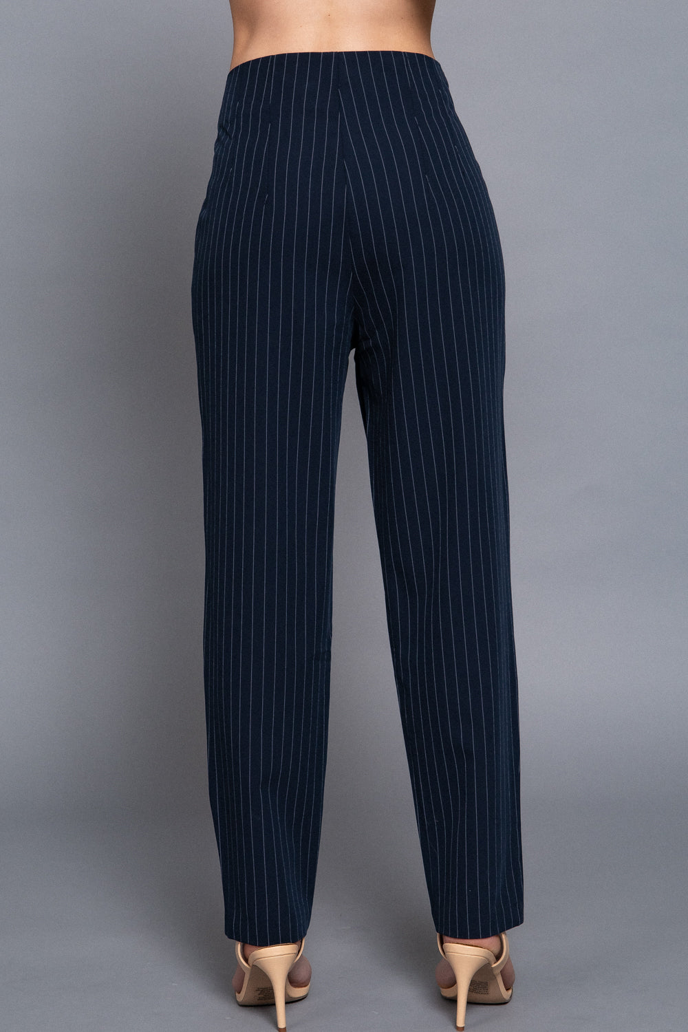 Pantalón beige con pinzas y corte recto clásico