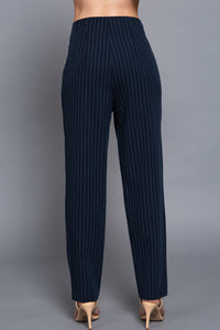 Pantalón beige con pinzas y corte recto clásico