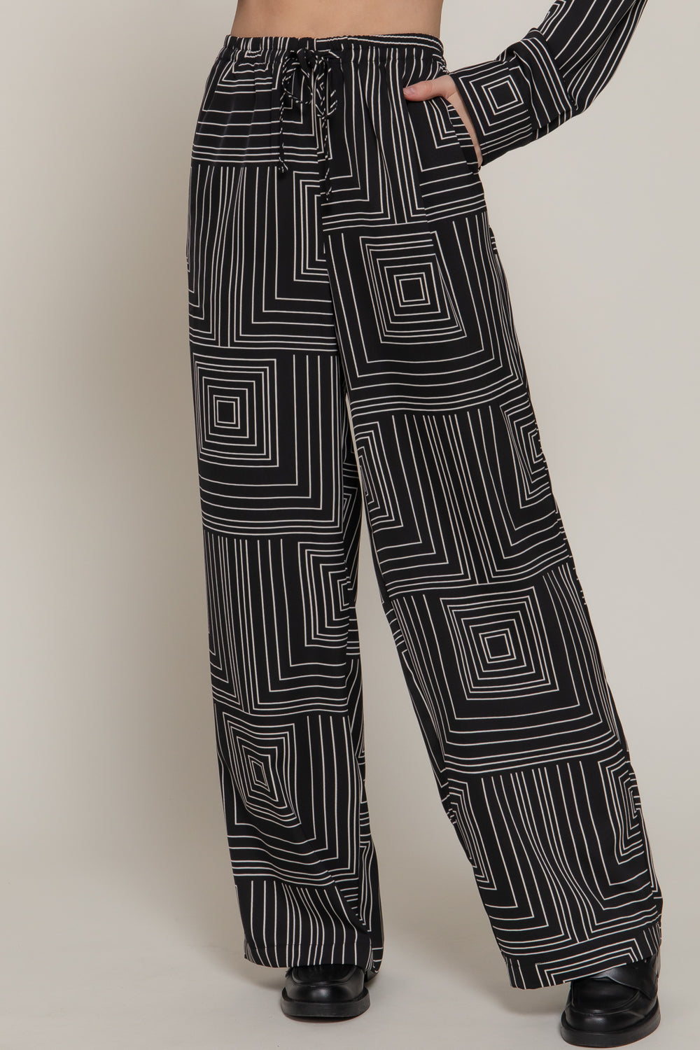 Pantalón amplio con estampado geométrico en blanco y negro
