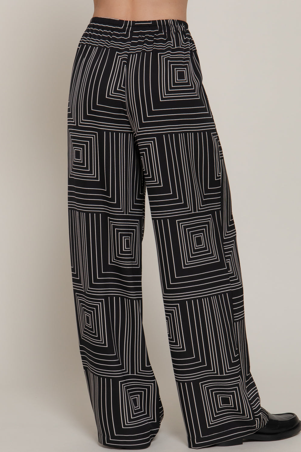 Pantalón amplio con estampado geométrico en blanco y negro